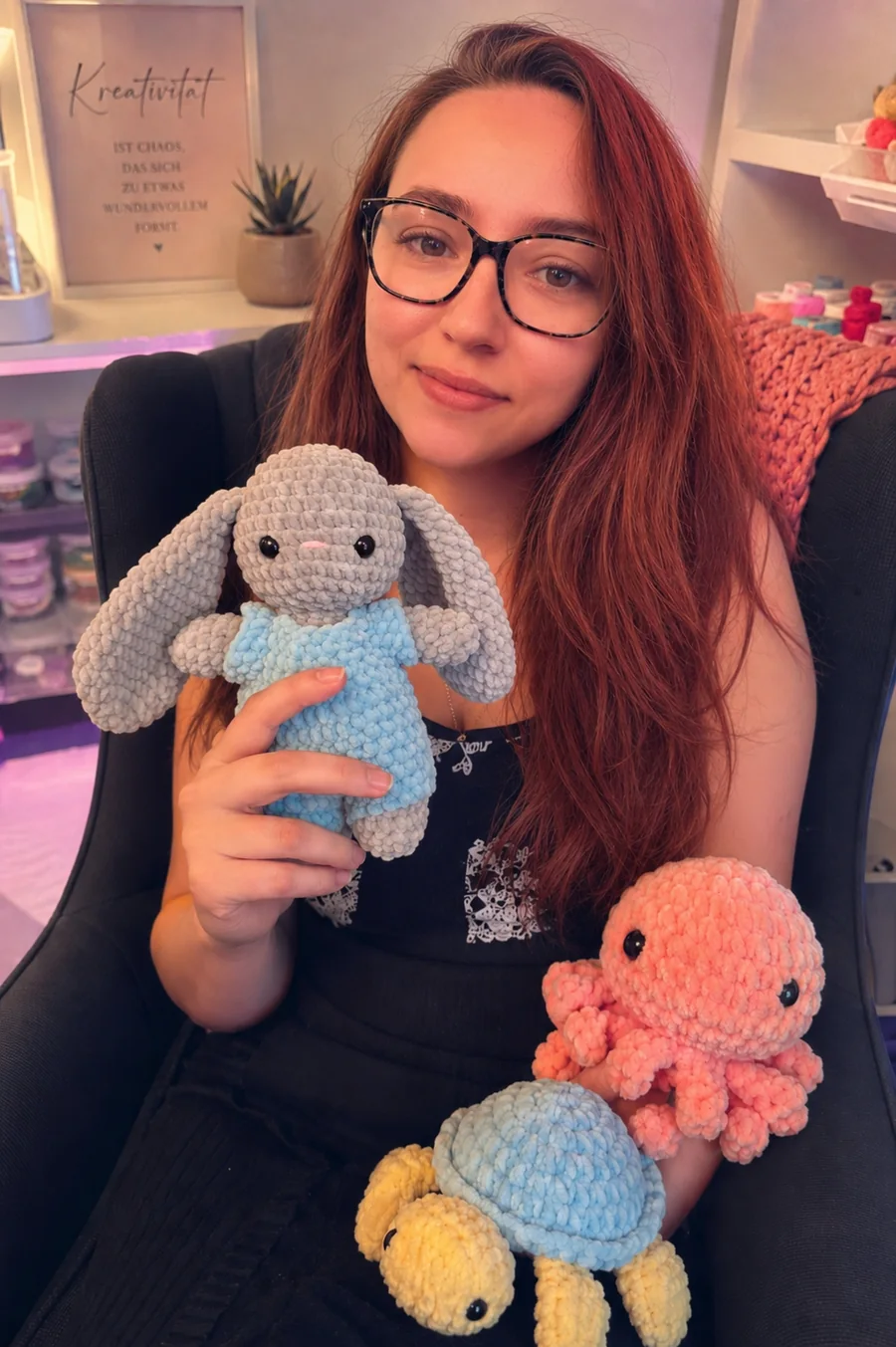 VanVan dans son atelier avec ses peluches au crochet faites main